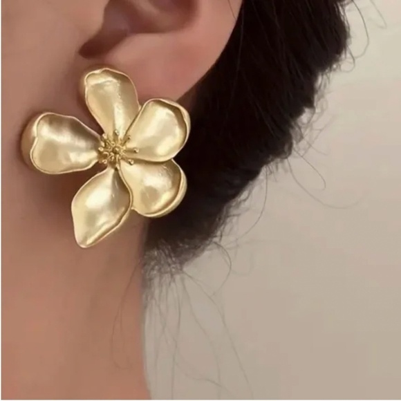 Gold Flower earrings Gold tone matte brushed finish - Picture 13 of 14